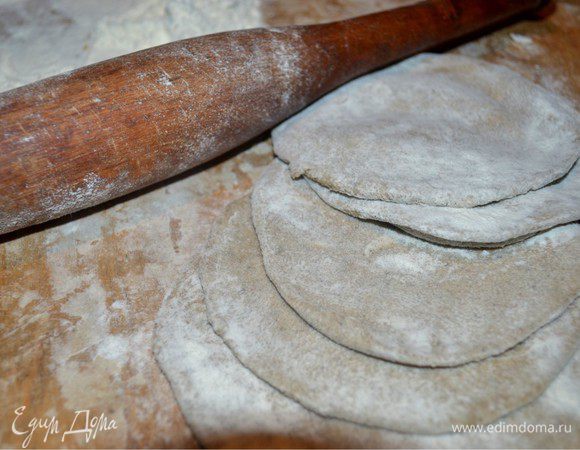 Из теста раскатываем одинаковые круглые лепешки. 