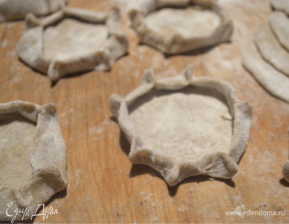 Формируем из них тарелочки с бортиками. Прищипываем двумя пальцами по кругу раз от 4-х и более. В зависимости от теста, делаем плотные тарелочки. Бортики должны быть вертикальными. Это делается для того,  чтобы заливка не вытекала на противень.