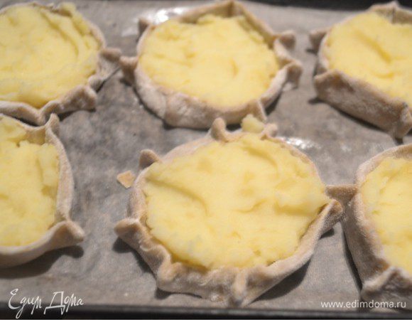 Противни с бумагой для выпечки смазываем маслом. Выкладываем наши тарелочки. Наполняем их нашим вкусным пюре! 