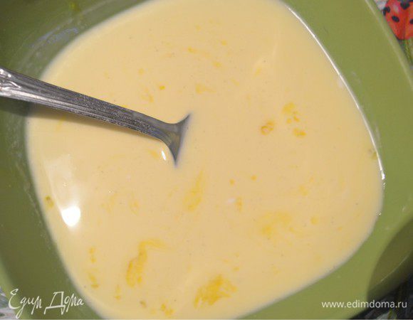 Для сметанной заливки взбиваем сметану и яйцо, соль. Заливаем наши калиточки сметанной заливкой. Ставим их в разогретую до 200°C духовку. Выпекаем до красивой румяной корочки. А аромат! Ммм!