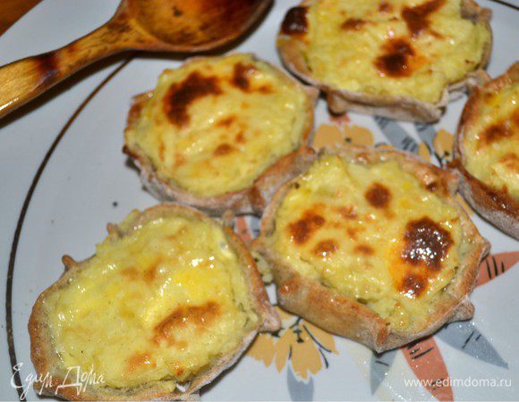 Первая партия! Пока горячие, смазываем кисточкой растопленным маслом. Съедается за секунду. Угощайтесь это, ооочень вкусно! Приятного аппетита!
