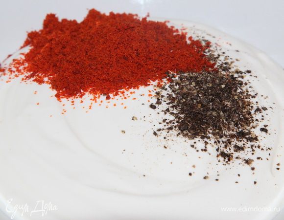 Соединяем оставшуюся сметану, воду, паприку и молотый перец (по желанию) и смешиваем в соус. 