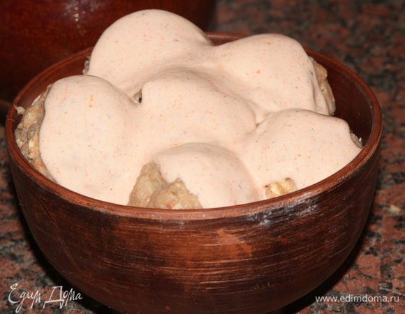 Таким образом выкладываем все фрикадельки и поливаем сверху соусом. У меня как раз хватило всего. Разогреваем духовку до 160°C и запекаем фрикадельки 40 минут.