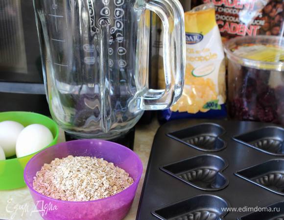 Подготовим все ингредиенты и включим нагреваться духовку на 180°C. Я готовлю в форме, так как люблю это овсяное печенье именно высоким, воздушным, а не плоским, каким бы оно было, если его просто выливать порционно на противень.