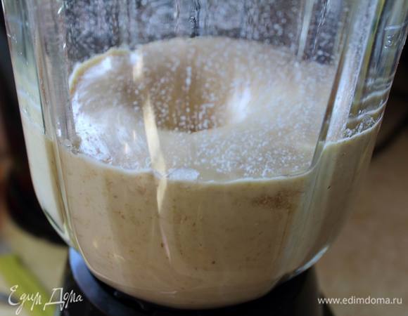Засыпаем все в блендер (можно все сразу, можно сначала слегка перемолоть хлопья, если они не быстрого приготовления). Включаем, измельчаем, смешиваем — тесто готово.