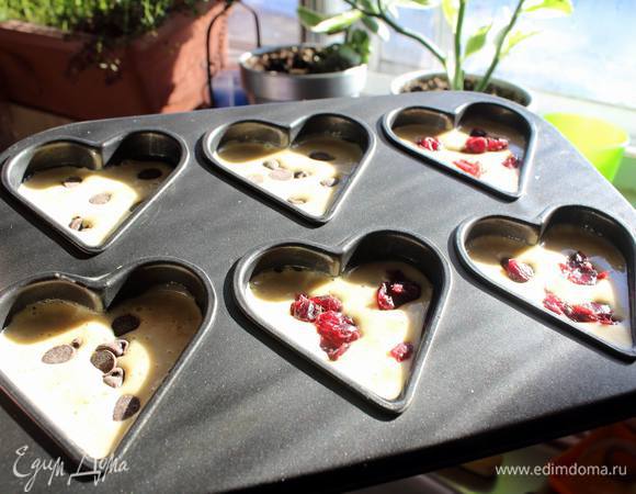 Залить в формочки на половину, уложить в каждую печенюшку свою начинку — я в это раз брала клюкву, шоколадные капельки, чернослив и ананасовые цукаты, захотелось разнообразия. Отправляем в духовку на 10-20 минут (смотреть по готовности).