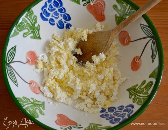 Творог растереть с размягченным сливочным маслом.