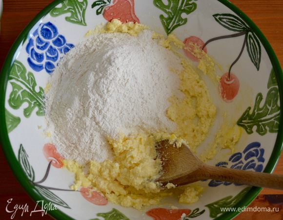 Добавить яйцо и хорошо перемешать. Следом добавить сахар, соль, муку и разрыхлитель.