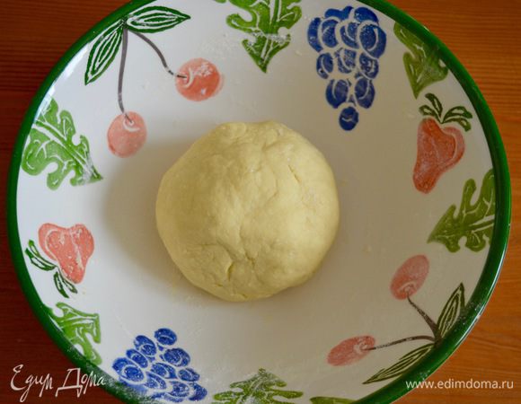 Муки может уйти чуть меньше, главное, чтобы тесто не прилипало к рукам! Готовое тесто собрать в шар и ненадолго отставить в сторону, прикрыв чистым полотенцем.