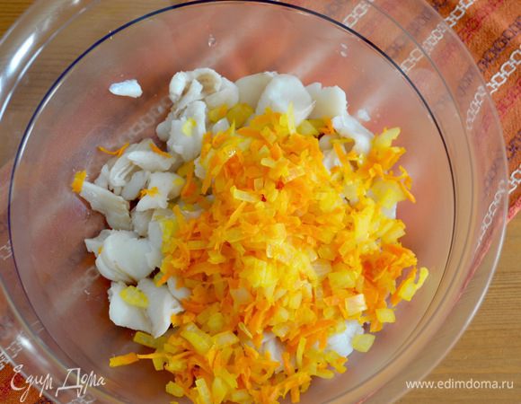 Небольшую морковь (или половину большой) натереть на крупной терке, лук мелко нарезать. Обжарить на растительном масле пару минут лук, затем добавить к нему морковь и обжарить еще 1-2 минуты. Добавить морковь с луком к рыбе.