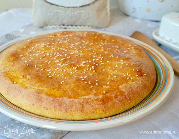 Выпекать пирог в разогретой до 180°C около 30 минут, до зарумянивания. Готовый пирог слегка остудить и подавать! Приятного аппетита! 