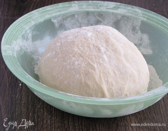 Приготовим тесто. Просеять в миску муку. Добавить соль, яйцо, воду. Замесить крутое тесто. Скатать тесто в шар, убрать под пленку и оставить для расстойки часа на два.