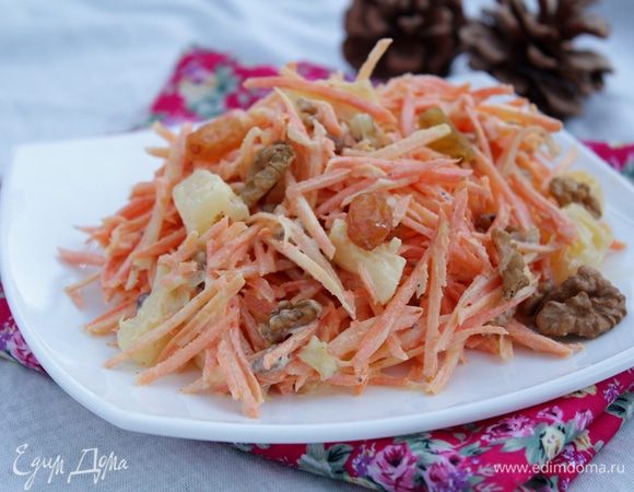 Заправить заправкой салат, сверху посыпать грецкими орехами. Приятного аппетита!