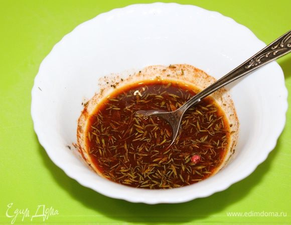 Горошины перца измельчить в ступке, переложить в пиалу, добавить все остальные ингредиенты, перемешать.