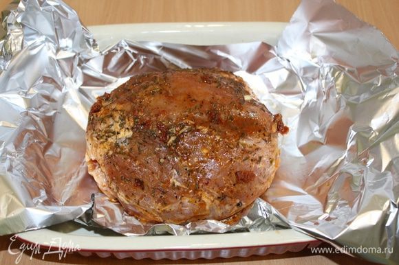 Духовку нагреть до 210°C. Мясо завернуть в фольгу, выложить в форму для запекания и запекать 2-2,5 часа.