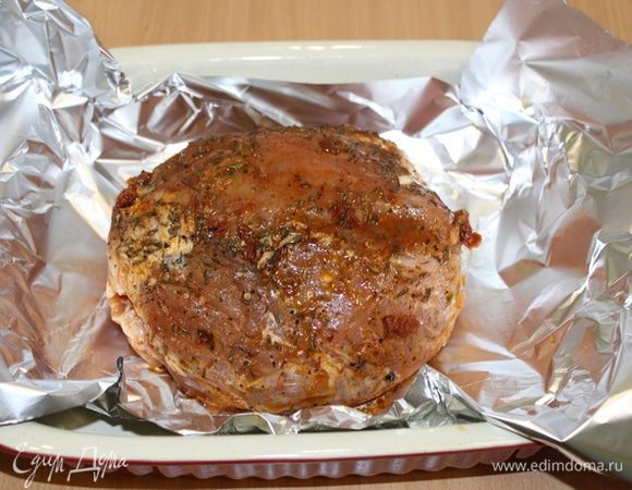 Духовку нагреть до 210°C. Мясо завернуть в фольгу, выложить в форму для запекания и запекать 2-2,5 часа.