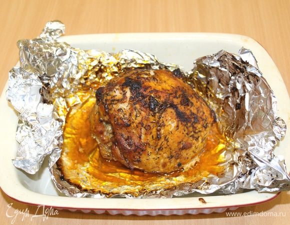 Фольгу развернуть, мясо снова поместить в духовку и дать зарумяниться.