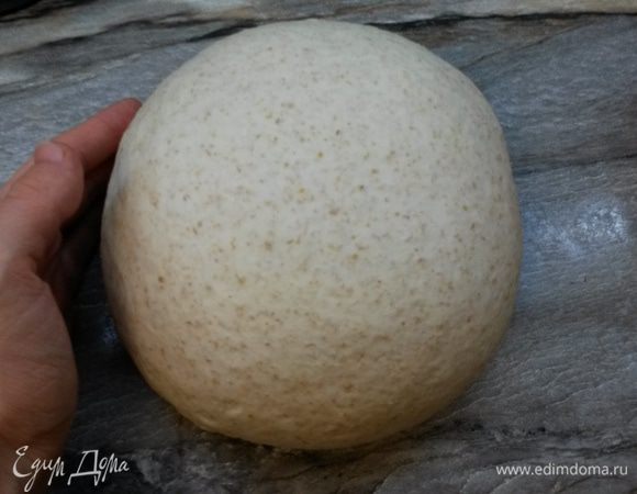 А можно сформировать круглую булку. Точно так же перед посадкой в духовку, булку смачиваем водой и делаем крестообразный надрез. Надрезы должны быть не глубокие, примерно 1 см.