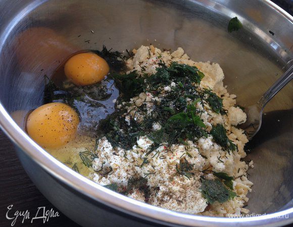 Творог размять вилкой, брынзу и сыр (любой твердый) натереть на крупной терке. Зелень (если пучок большой, половину, а если маленький, то можно и целый) измельчить. Соединить все в миске, добавить яйца и соль, перец по вкусу. Все хорошо перемешать.