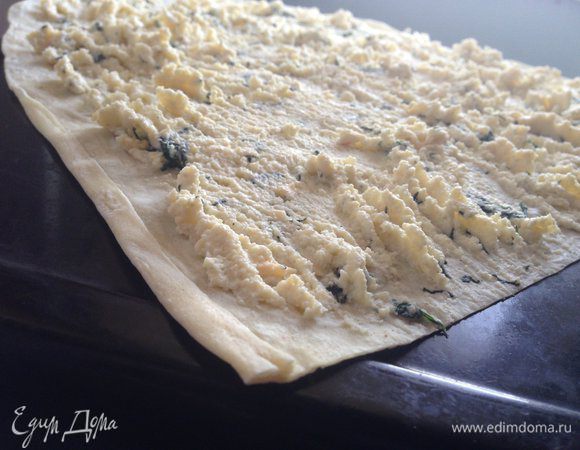 На листе лаваша равномерно распределить часть начинки.