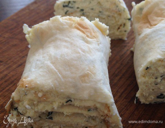 Свернуть в рулет и нарезать на кусочки 3–4 см.