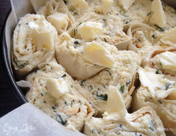 Форму (20 см) для выпечки застелить пергаментом и смазать сливочным маслом. Затем каждый кусочек плотно выложить друг к другу в форму, сверху уложить сливочное масло и отправить в духовку на 25–30 минут при температуре 180°С. 