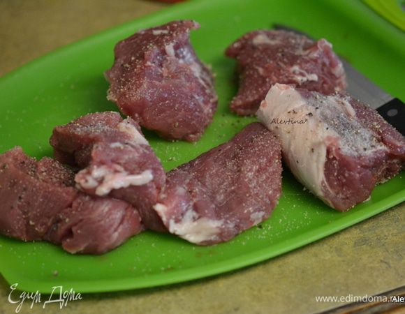 Свиную вырезку порезать на медальоны, если режете тонко, то и готовка сократится по времени. Посолить и поперчить со всех сторон медальоны свинины.