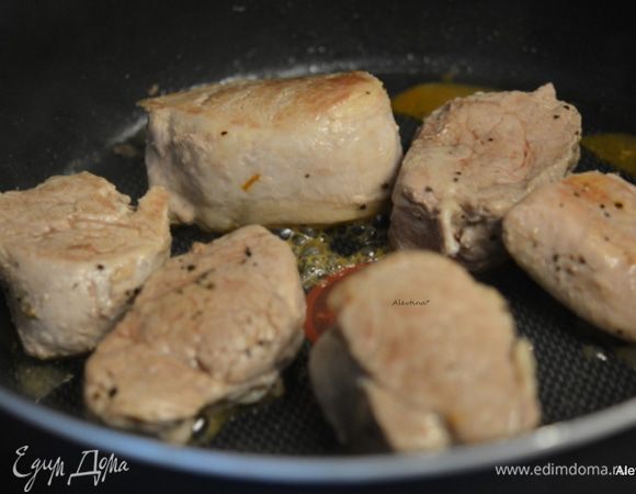 Разогреть сковороду, вылить масло. Обжарить свинину с 2-ух сторон. Примерно 1-2 минуты сторона.