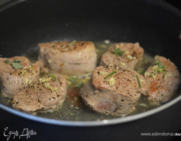 Убавить огонь, добавить чеснок, обжаривать примерно 30 сек или до запаха, налить вино, куриный бульон. Готовить примерно 8 минут. Добавить лимонный сок, цедру, петрушку, шалфей и розмарин. Снять с огня.