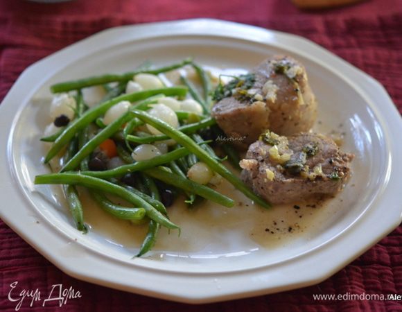 Подаем к столу, полив соусом и с готовым гарниром из овощей. Приятного аппетита.