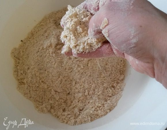 Добавляем холодное масло, растираем руками в крошку.