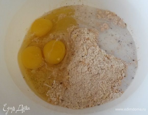 Добавляем яйца и молоко, замешиваем тесто.