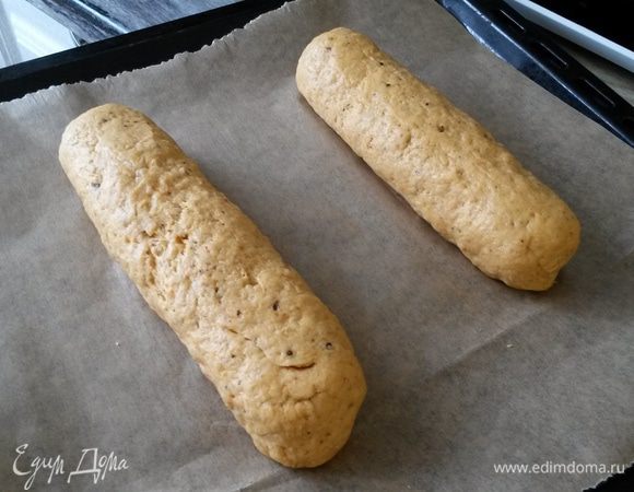Делим тесто на 2 части, формируем батоны, выкладываем на противень. 