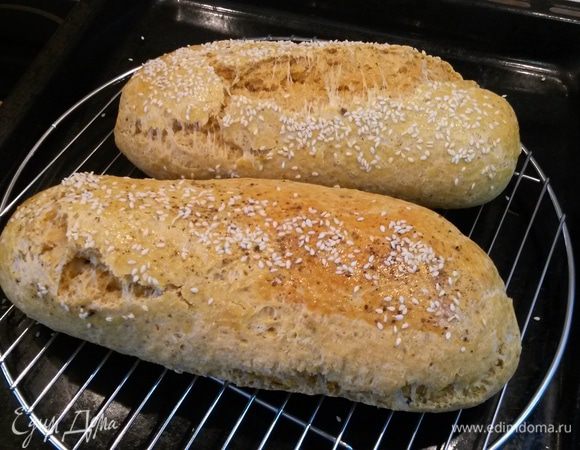Вынимаем батоны из духовки, оставляем их на 10 минут на решетке остужаться.