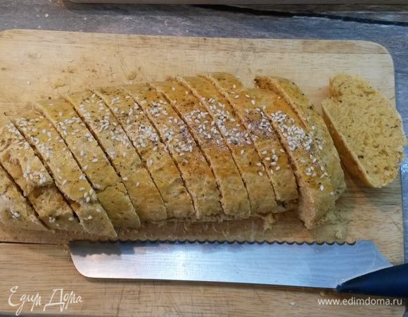 Нарезаем хлебным ножом на ломтики.