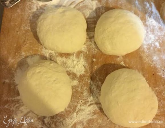 Спустя 40 минут разделить тесто на 4 колобка и оставить еще на 15 минут. Пока тесто отдыхает, приготовим начинку: имеретинский сыр натираем на терке, если сыр очень молодой и мягкий, то можно помять его руками. В начинку ничего не добавляем. Имеретинский сыр можно заменить молодым сулугуни.