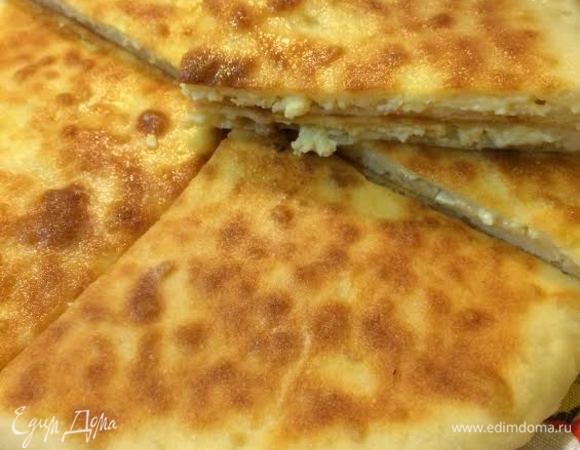 Готовое хачапури положить на полотенце и самазать сливочным маслом.