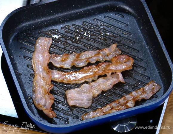 Разогреть сковороду-гриль и обжарить сало с двух сторон до золотистого цвета, затем выложить на бумажное полотенце, чтобы удалить излишки жира.