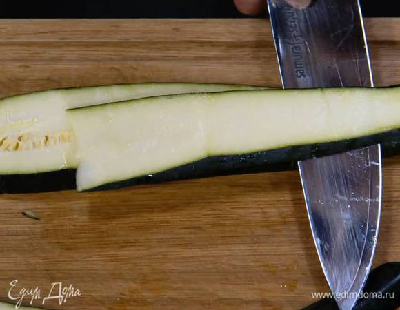Цукини нарезать длинными тонкими полосками.