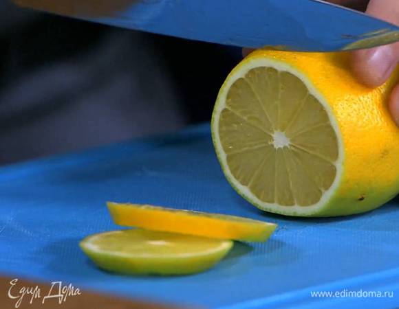Одну половинку лимона нарезать кружками, из другой половинки выжать сок.