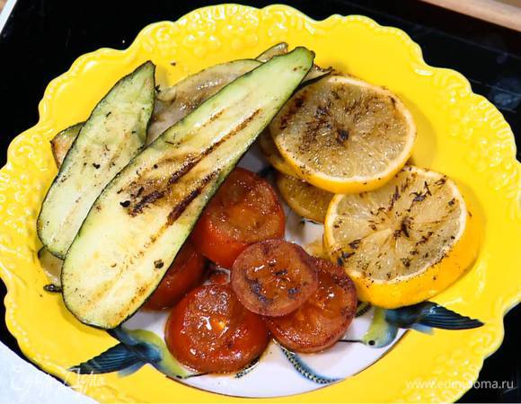 На сковороде-гриль, где жарилось сало, обжарить помидоры, цукини и лимон со всех сторон до появления золотистых полосок.