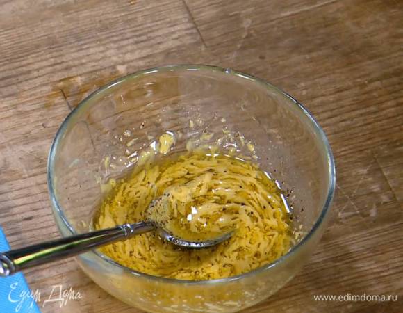 Приготовить заправку: в небольшой миске соединить горчицу, 1 ст. ложку лимонного сока, оливковое масло Extra Virgin и уксус, посолить, поперчить и перемешать.