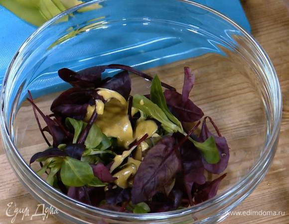 Листья салата полить половиной заправки и перемешать.