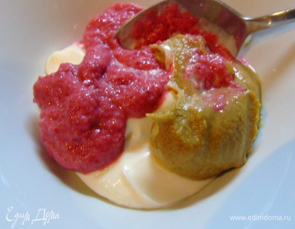 Смешиваем майонез, горчицу и хрен.