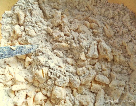 Делаем рубленое тесто, т.е рубим ножом холодное масло или сливочный маргарин с мукой. Вначале грамм 200 муки, потом добавим, сколько возьмёт.
