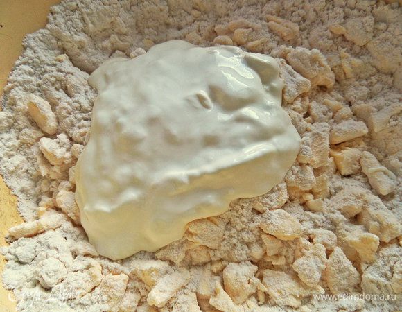 Добавим сметану и перемешиваем уже ложкой.