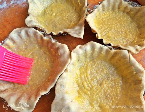 Смазываем дно топлёным сливочным маслом.