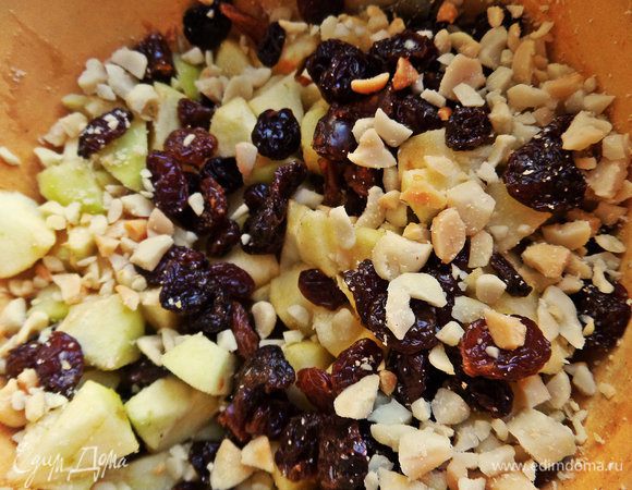 Для начинки яблоки мелко нарезать, орехи измельчить, изюм промыть, отжать.