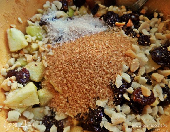 Смешиваем с коричневым и ванильным сахаром.