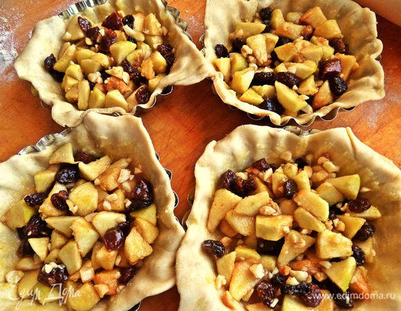 Заполняем тарталетки начинкой.